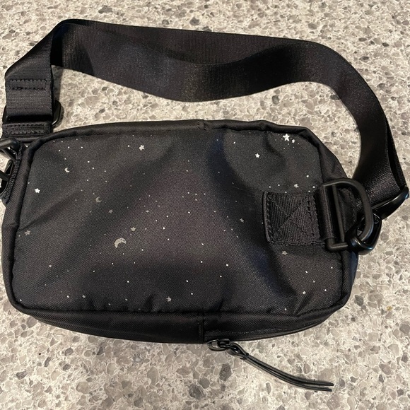 OGIO XIX STARLA BLACK W SILVER
GALAXY PRINT ZIP CLOSE CROSSBODY BAG POUCH NEW - Picture 3 of 13